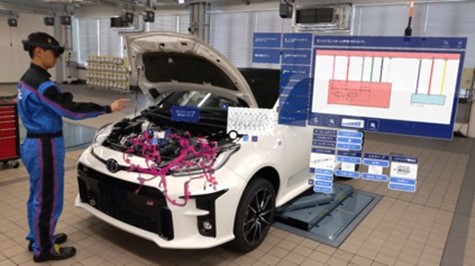 HoloLens 2 で車両を整備する整備士