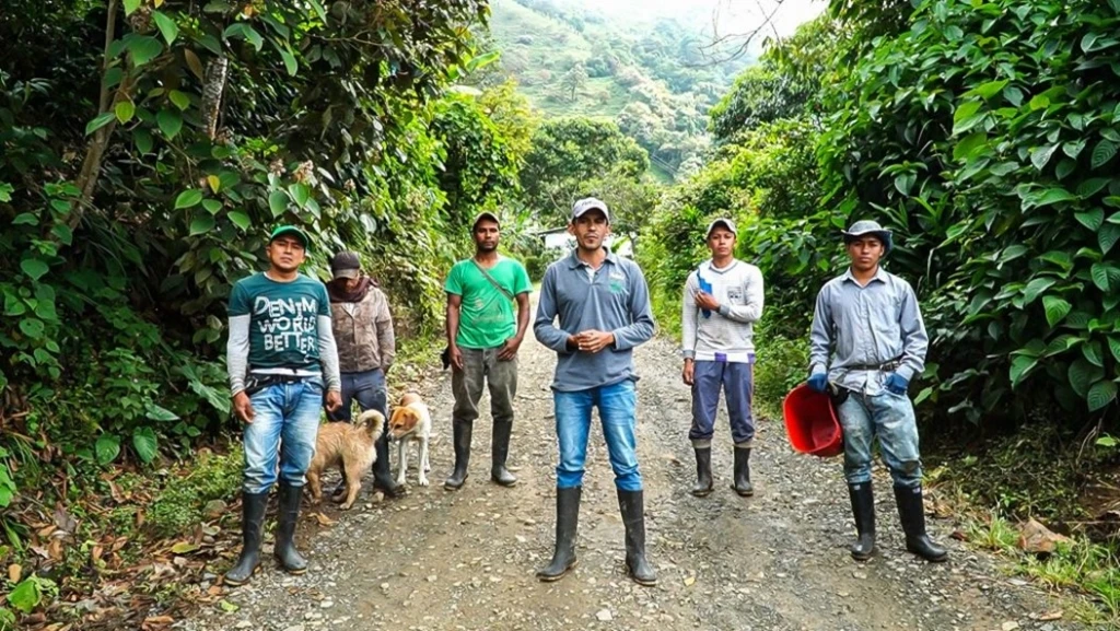 サパタ氏とコーヒー生産者たち