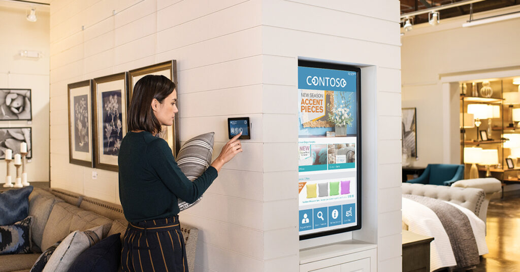 タブレットを操作する女性