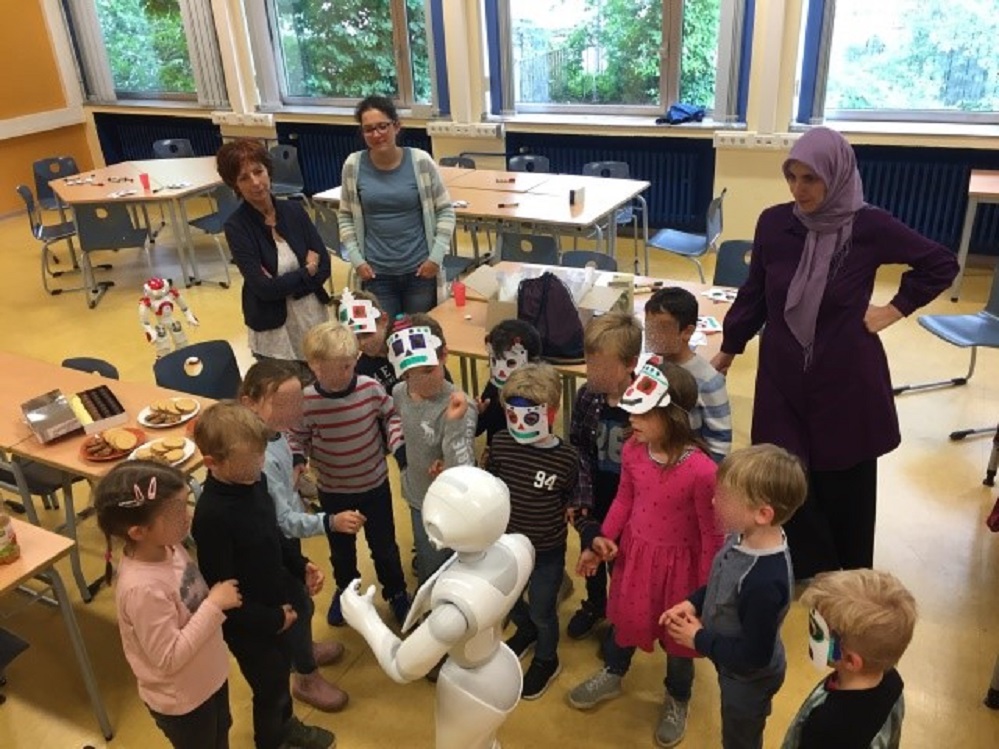 Ein humanoider Roboter als Lehrer-Assistent in eine Schulklasse