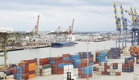 Ein Hafen mit Containern