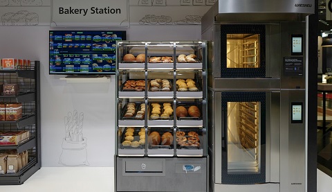 Ein Backstube mit Gebäck im Ofen.