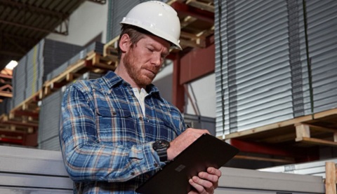 Ein Mann arbeitet an einem Tablet in der Fertigung