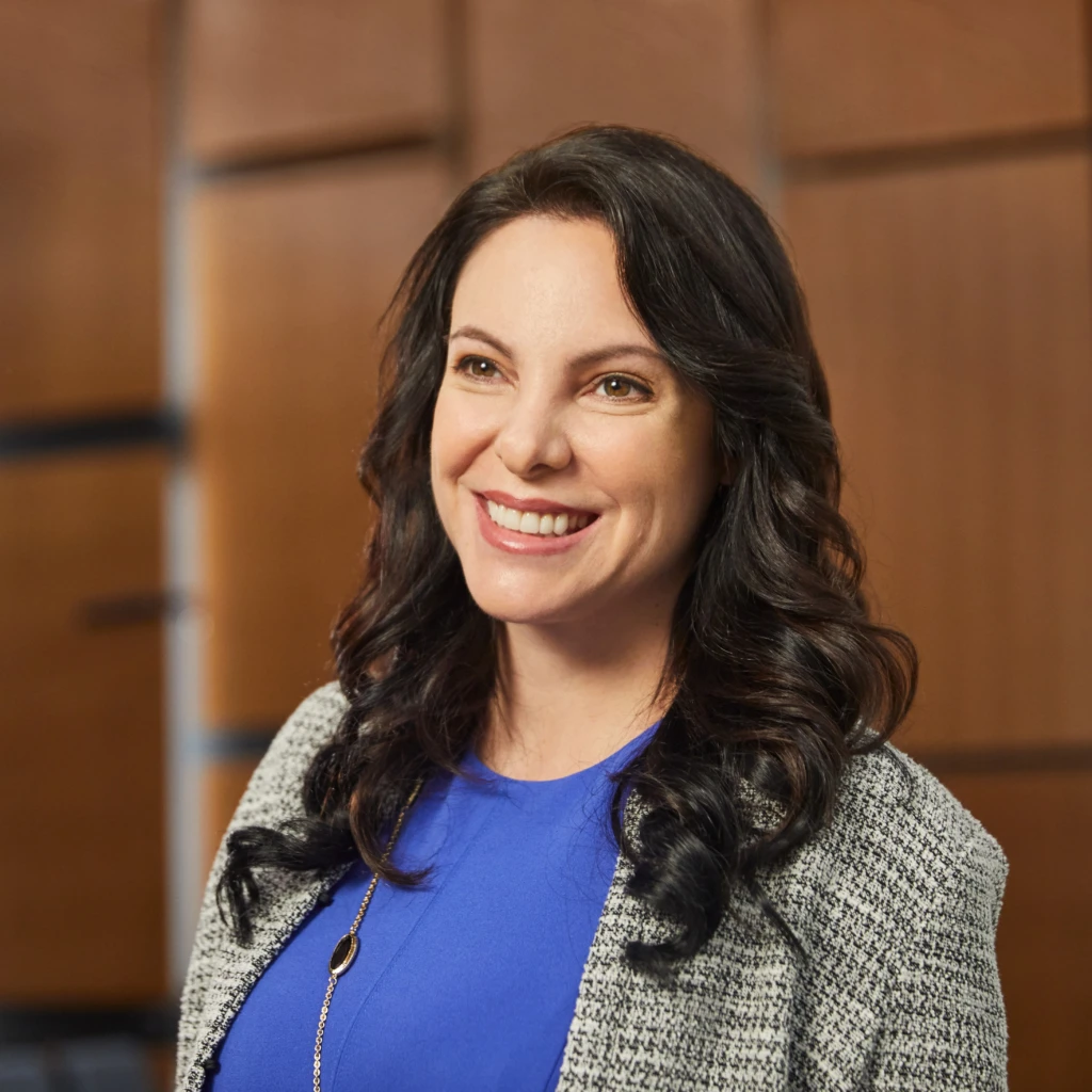 Auf dem Foto ist eine Lehrerin zu sehen.