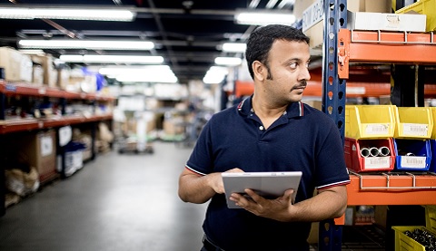 Ein Mann hält ein Tablet in seinen Händen