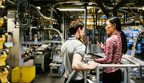 Blick in eine Fertigungshalle