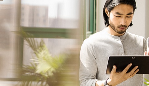 Ein Mann mit einem Laptop in der Hand
