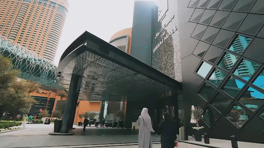 Foto des Eingangs des weltgr&ouml;&szlig;ten Einkaufszentrums der Welt in Dubai.