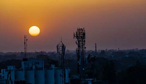 Ein Industriegebiet bei aufgehender Sonne. 