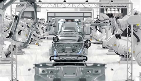 Man sieht eine Produktionsstra&szlig;e in einer Fabrik und Roboterarme.&nbsp;