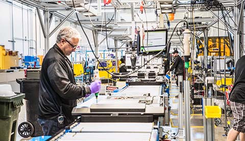 Ein Mann in einer Produktionsstraße eines Industrieunternehmens.