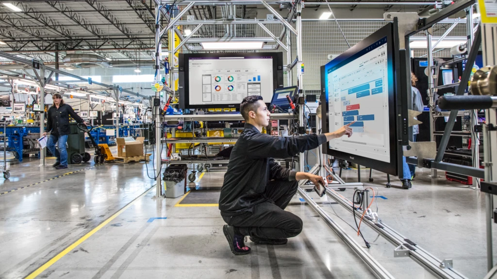 Ein Mann bedient ein tablet