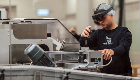 Ein Arbeiter der Firma Novo Nordisk bei der Arbeit 