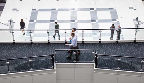 Moderne Artrium von oben mit einer Brücke.
