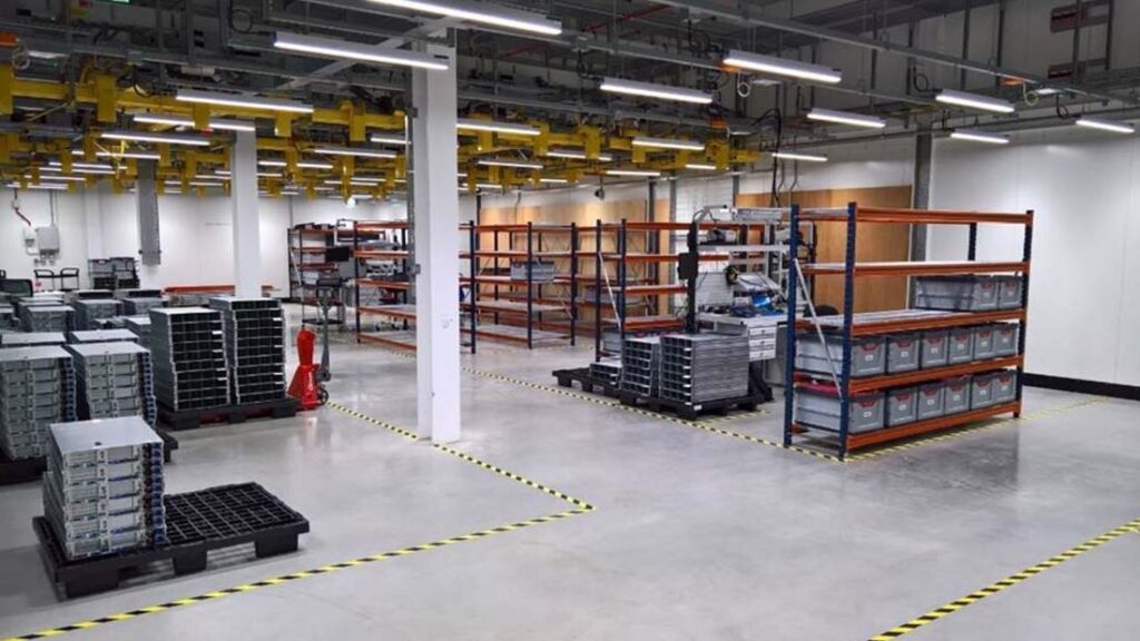 Lagerhalle mit einigen Regalen. 