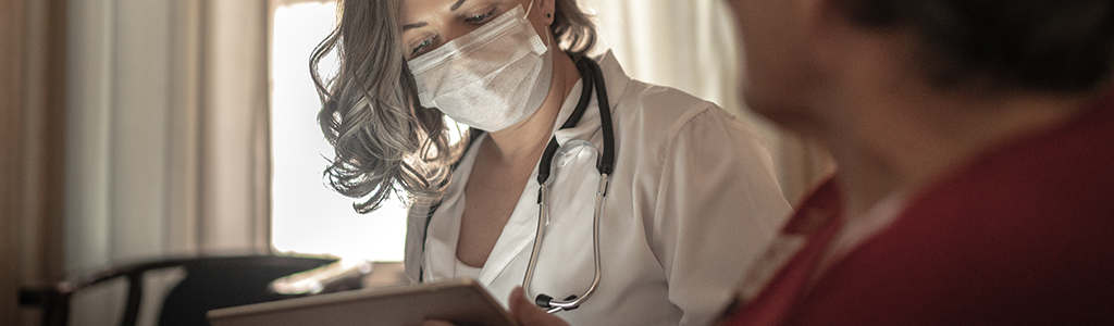 Médica olhando um dispositivo
