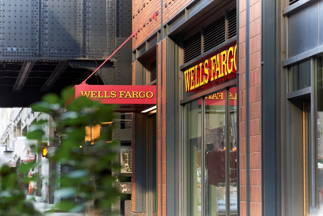 Image of the front of a Wells Fargo banking branch.