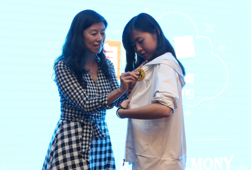 Jingmei Li, principal program manager, Microsoft Cloud and Enterprise, China, awarding the new Ada Prize to Kun Yin, a student at Shandong University.