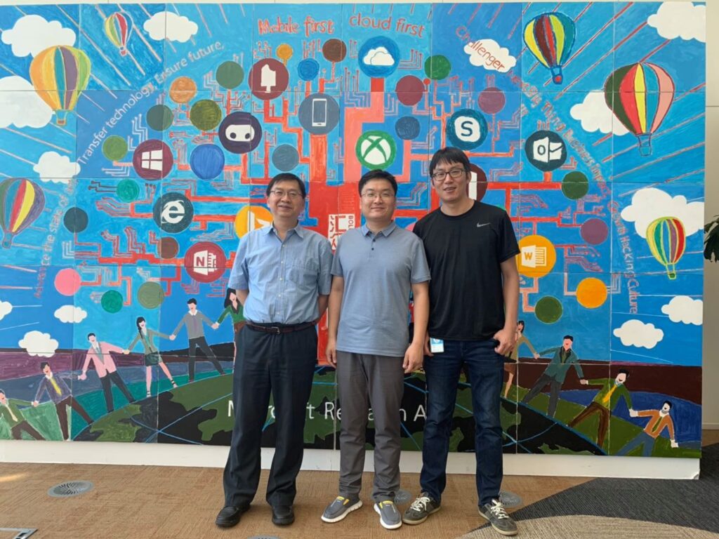左起微软亚洲研究院副院长周明、天津大学张鹏老师和微软研究院主管研究员段楠合影