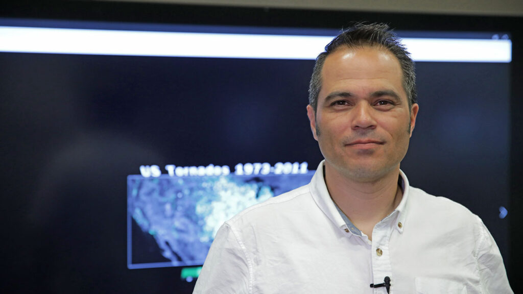 Video: Immersive Storytelling with Data in Plain & Mixed Reality