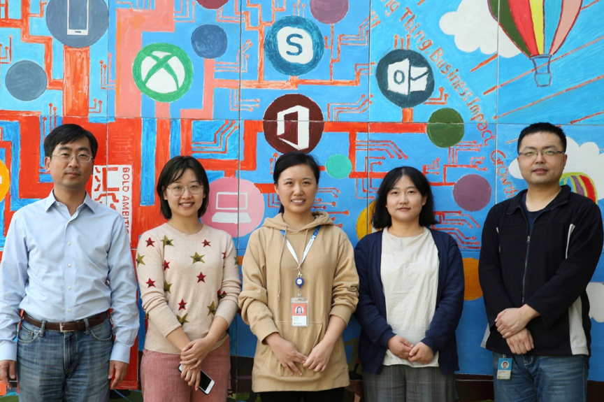 黄宏(中)与谢幸(左一)、石贝贝(左二)、苗又山(右一)合影