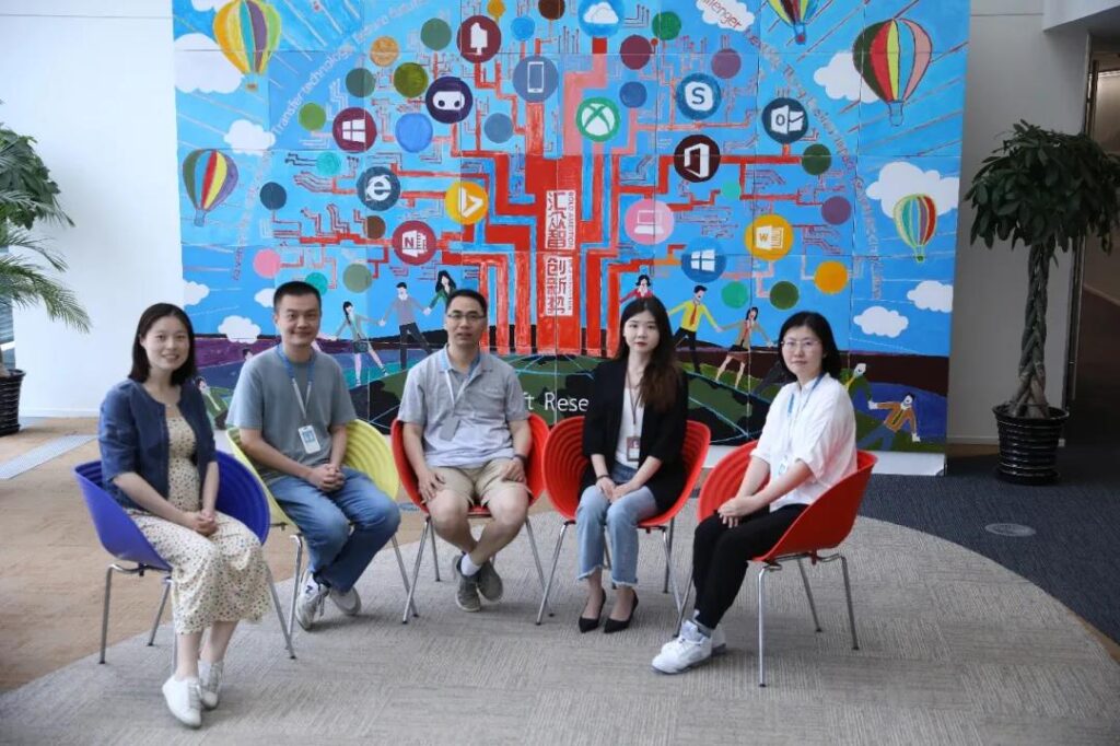 王莹（右二）与楼建光（中）、林泽琦（左二）等合影