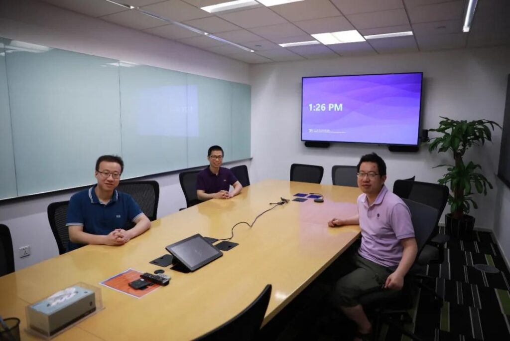 肖立与合作研究员邵斌（左二）、王童（左一）