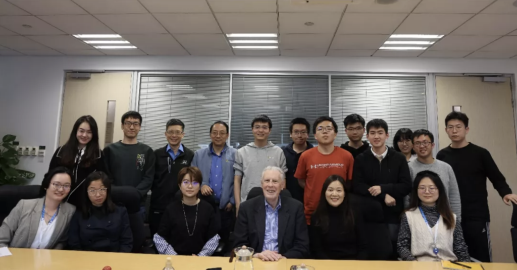 与会者与 John Hopcroft 合影