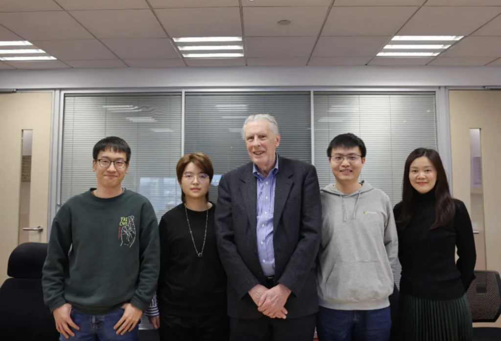 John Hopcroft 与三位微软学者合影