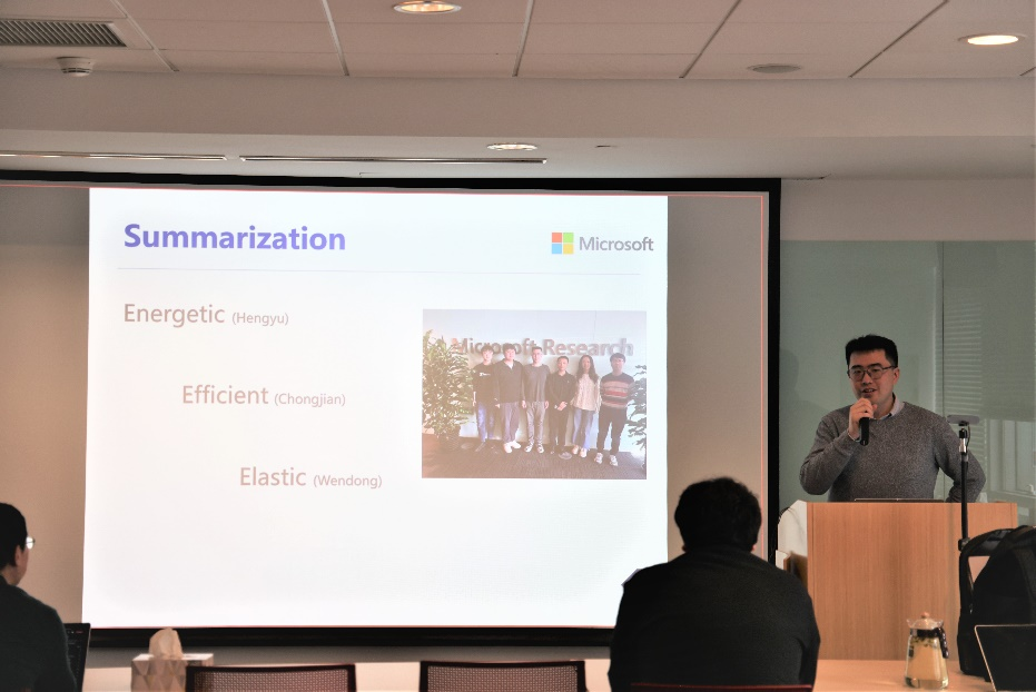 姚迪在微软亚洲研究院做报告展示访问期间的研究成果