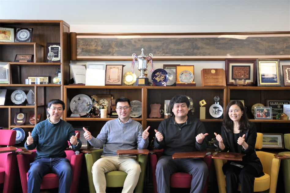 从左到右：微软亚洲研究院高级研究员韩石、中国科学院计算技术研究所助理研究员姚迪、微软亚洲研究院研究员杜仑、微软亚洲研究院资深学术合作经理孙丽君