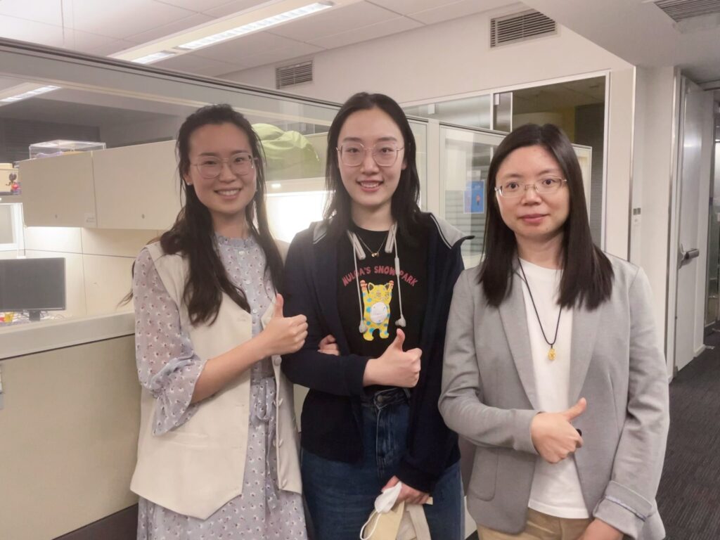 姜雪与 mentor 彭秀莲（右）、薛华颖（左）合影