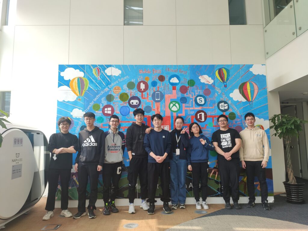 姜雪（右四）和小伙伴们