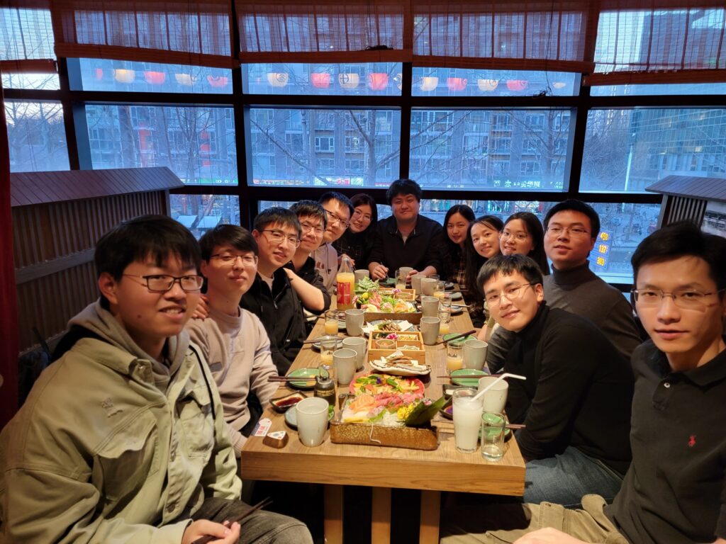 实习生与 Mentor 小聚
邵奕佳（右六），周梦宇（右一）