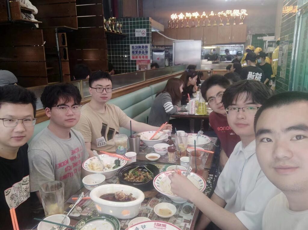 王一栋(右三)与伙伴们