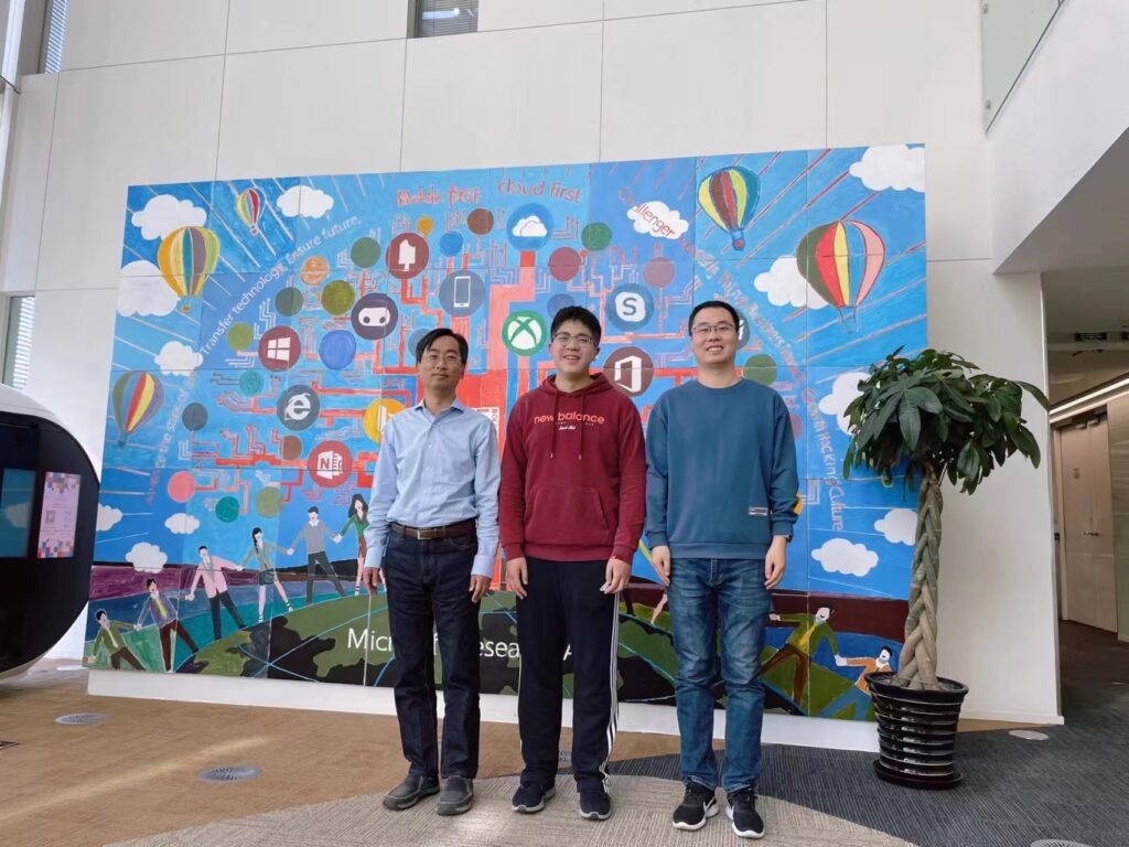 王一栋(中)与谢幸(左一)、王晋东(右一)