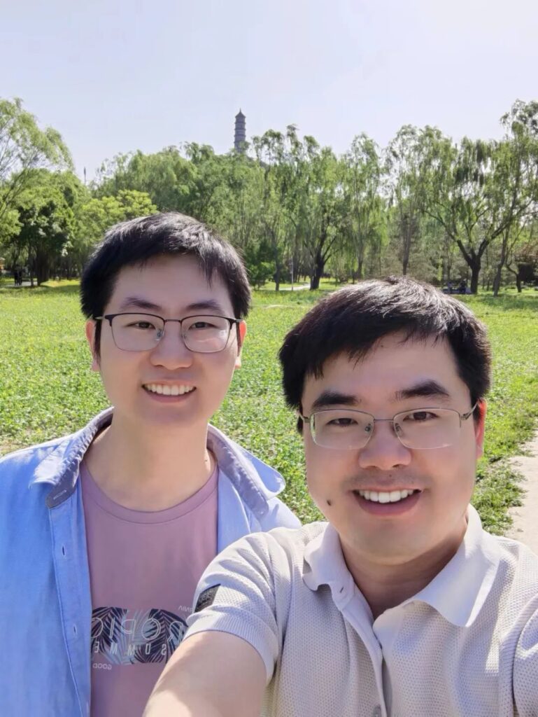 刘泽(左一)与胡瀚导师(右一)合影