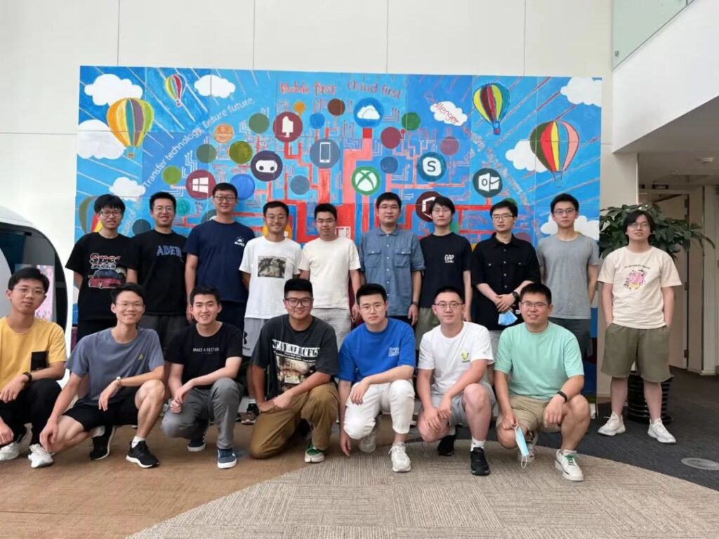 刘泽(后排右四)与组内伙伴合影