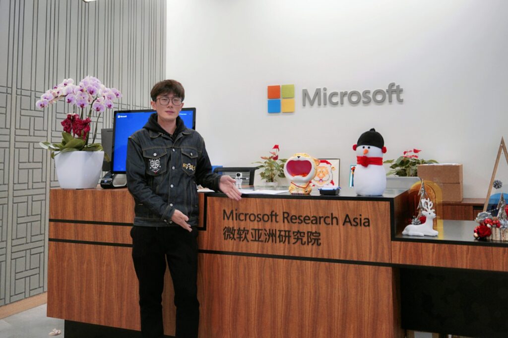 潘昊在微软亚洲研究院（上海）办公室