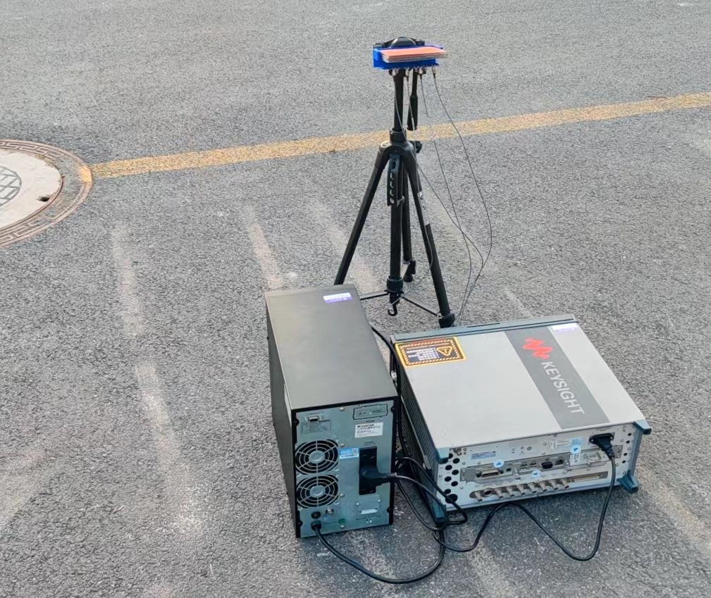 潘昊团队在43楼的高度模拟了“卫星”收发天线，并在地面部署了团队设计的小型地面站收发天线系统，图为实物实验场景