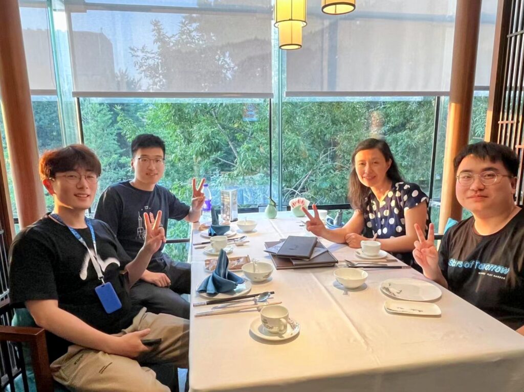 mentor 邱锂力博士（右二）与同学们一起共进晚餐