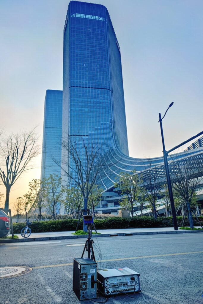 潘昊团队在43楼的高度模拟了“卫星”收发天线，并在地面部署了团队设计的小型地面站收发天线系统，图为实物实验场景