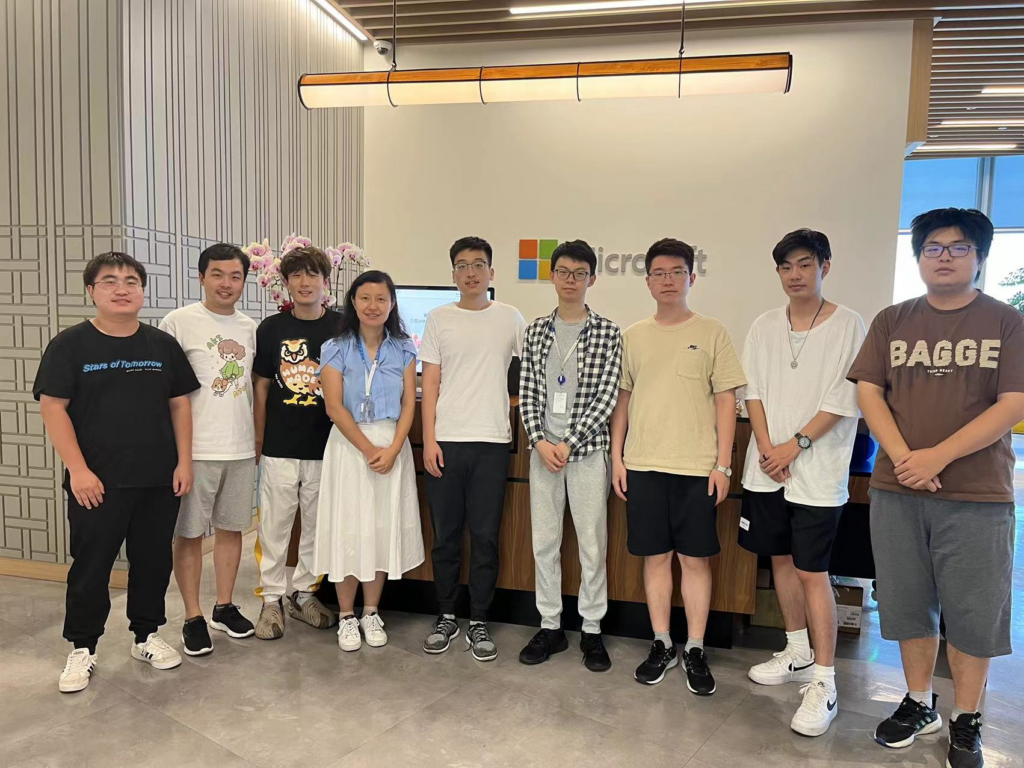 研究团队部分成员的合影(左四为邱锂力博士,左三为研究员潘昊,左五为马睿淳)