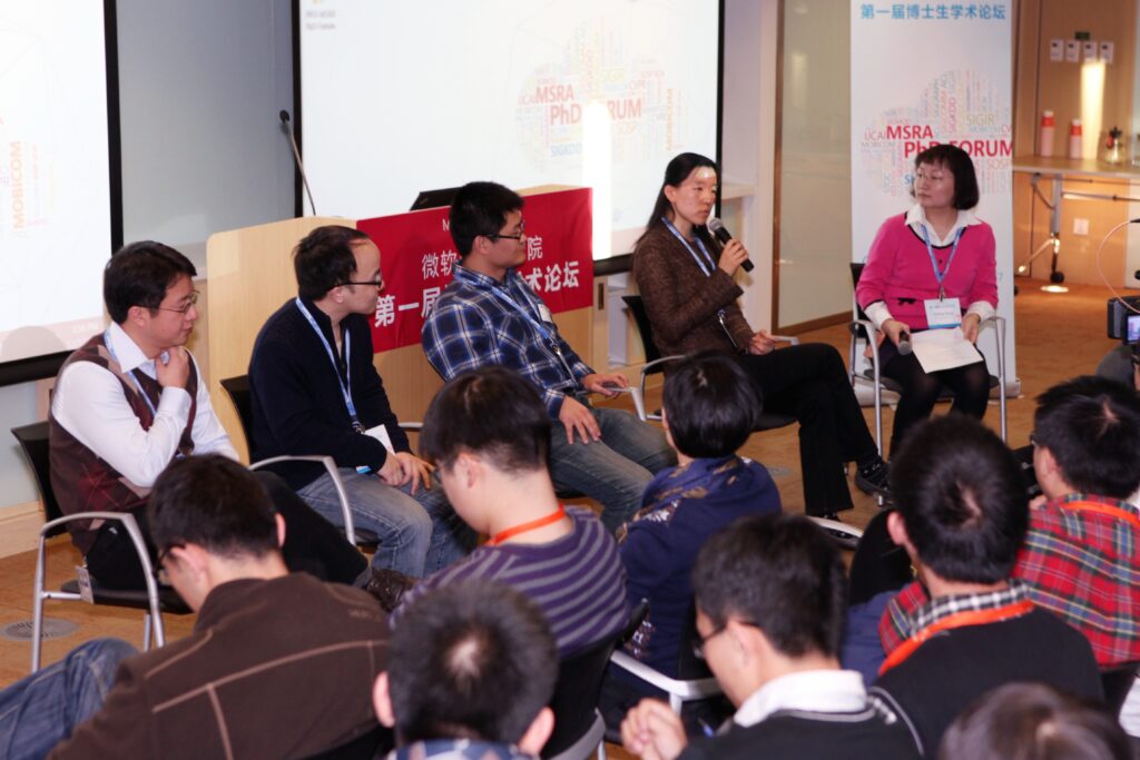 胡文君博士(右二)在微软亚洲研究院第一届博士生学术论坛上进行分享