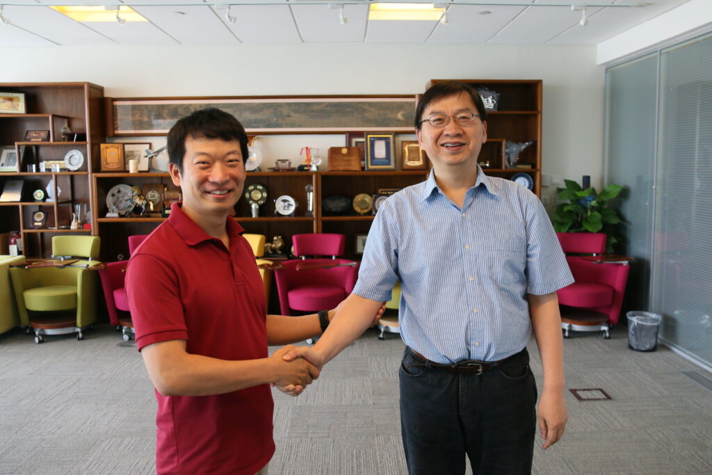 2018年度首都劳动奖章获得者、微软亚洲研究院副院长周明（右）与2019年度首都劳动奖章获得者、微软亚洲研究院创新工程组首席开发经理陈刚（左）合影