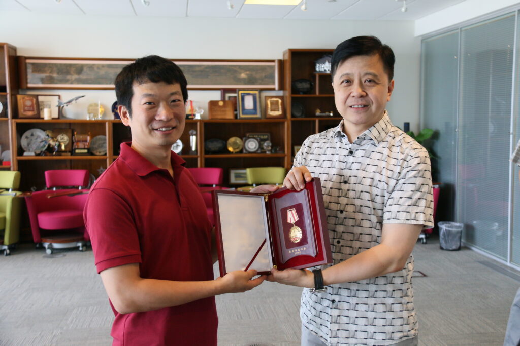 微软亚洲研究院院长洪小文（右）为陈刚（左）颁发首都劳动奖章