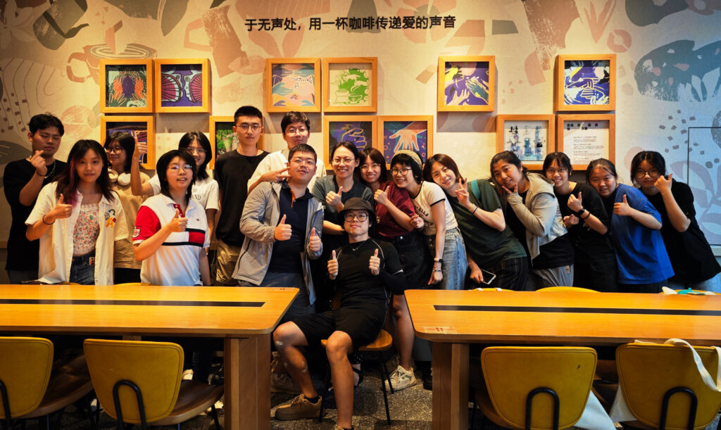 罗琳（右五）与热爱手语的聋人和听人朋友在手语星巴克