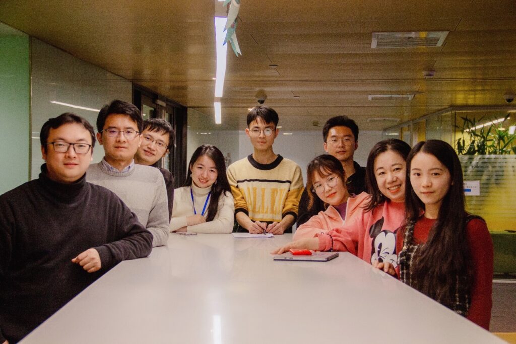NNI 项目团队部分成员合影（从左至右：设计师欧洋，研究员彭厚文，研究工程师刘哲，实习生毛阿妍，实习生林彬，研究工程师商宁，实习生徐意如，研究产品主管李东兵，前端工程师郭丽娇）