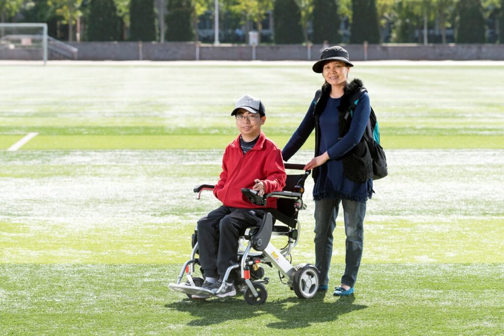 矣晓沅与母亲在清华大学紫荆操场合影