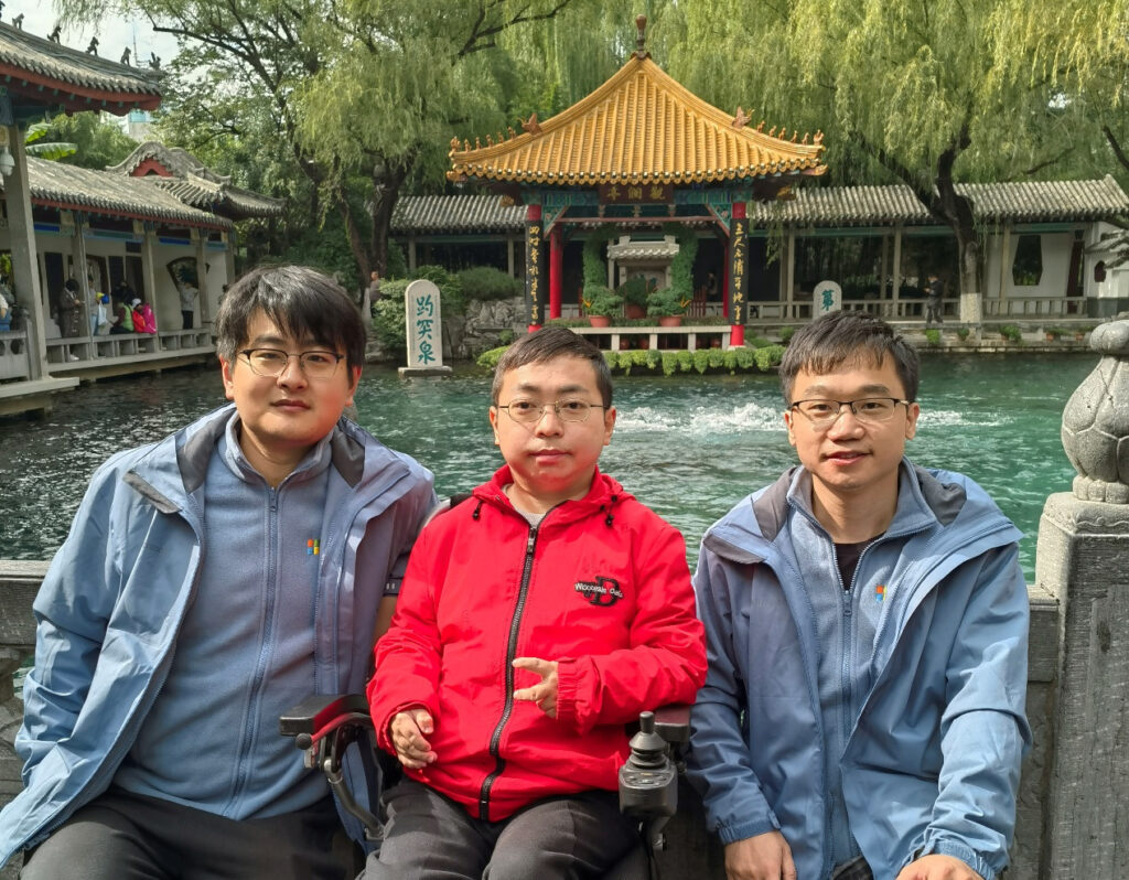 矣晓沅(中间)与同事们一起参加公司活动